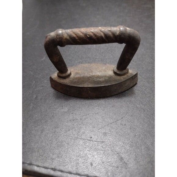 Antique child cast iron sad iron - Picture 5 of 7
